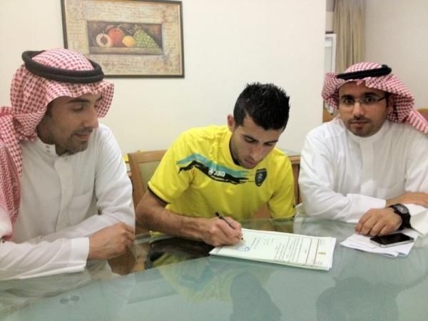 بهاء عبد الرحمن لحظة توقيعه عقده مع التعاون 